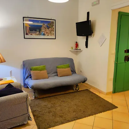 Caio Asinio Apartamento Nápoles